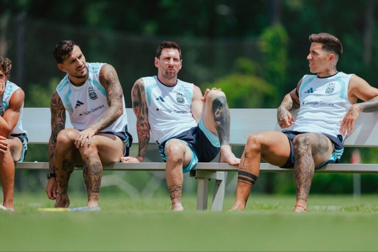 Jugadores de la Selección argentina en formación previa a un partido