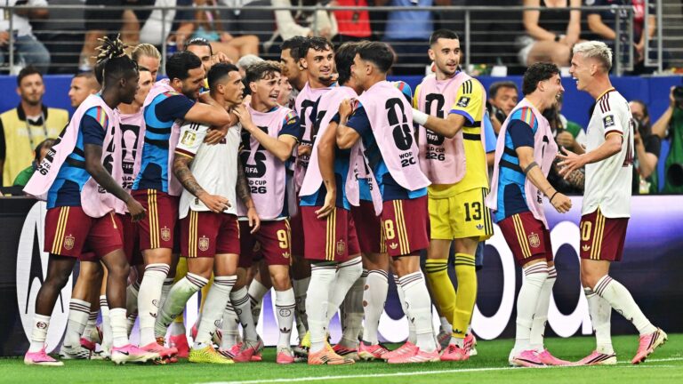 Jugadores de la selección española celebrando la victoria ante Francia en el Mundial 2026