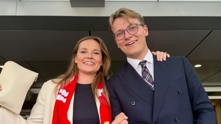 Princesa Ingrid Alexandra abraza a Erling Haaland en el vestuario de la selección de Noruega