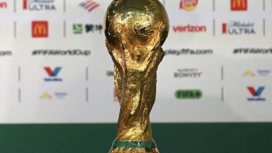 Tabla de proyecciones de resultados para el prode del 7 de julio con banderas de Argentina, Egipto, Suiza y Colombia