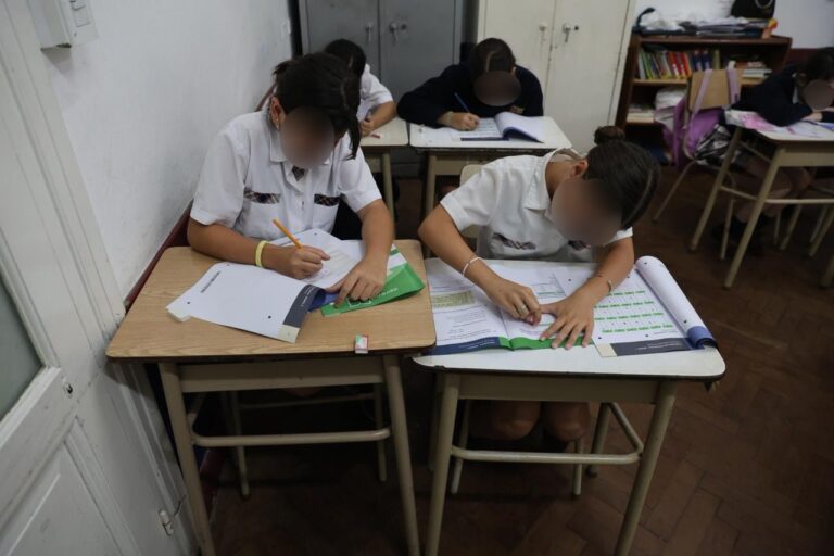 Estudiantes rindiendo una prueba escolar