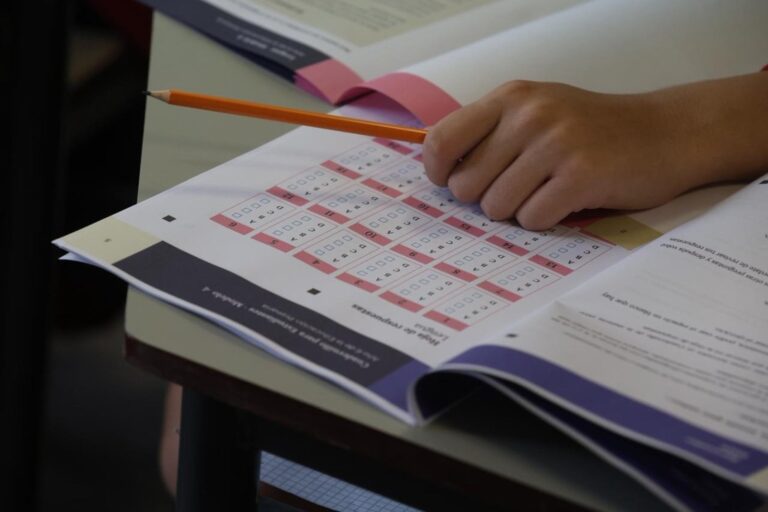 Estudiantes de sexto grado realizando la prueba Aprender 2025