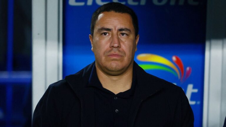 Antonio Sancho, vicepresidente deportivo de Pumas UNAM, durante una conferencia de prensa