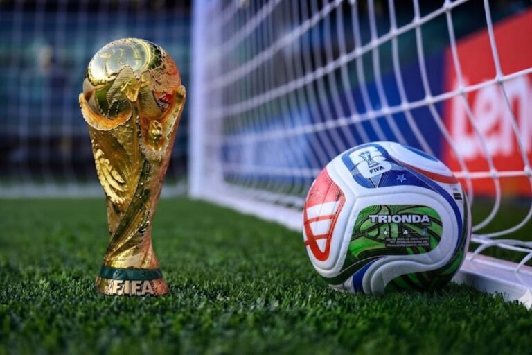 Estadio del Mundial 2026 con banderas de países participantes