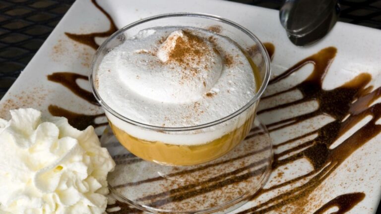 Suspiro a la Limeña en dulcera con merengue y canela