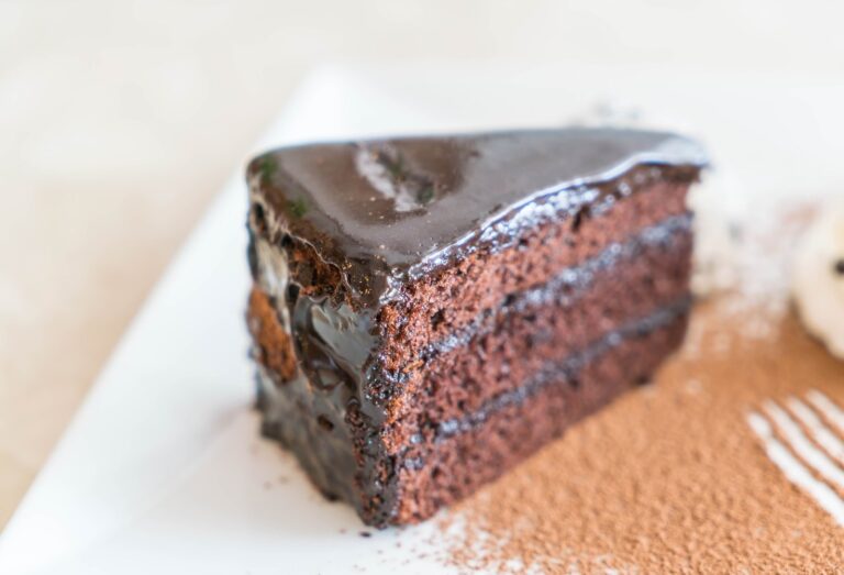 Tarta muerte por chocolate con capas de bizcocho y ganache, decorada con virutas de chocolate