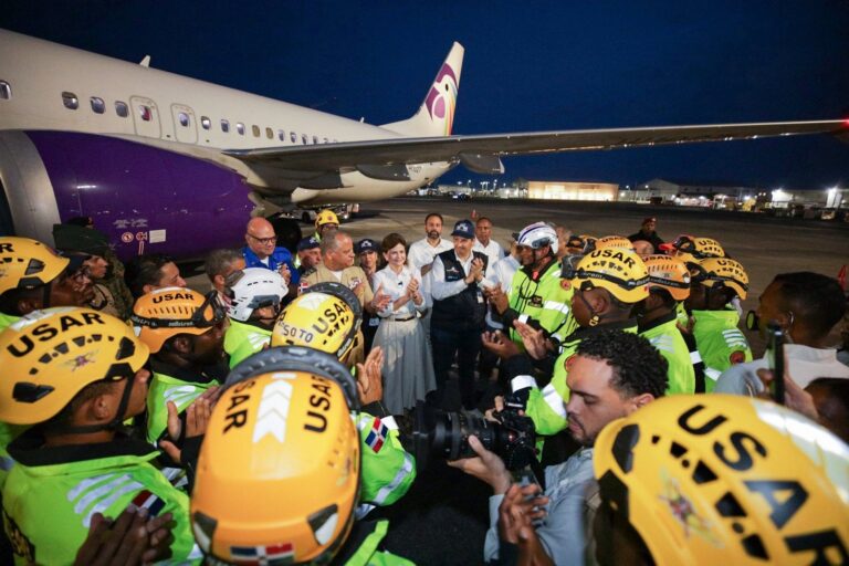 Aeropuerto Internacional de las Américas con repatriados y autoridades