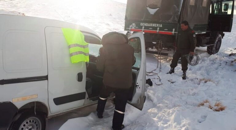 Equipo de rescate en zona de alta montaña nevada en Mendoza
