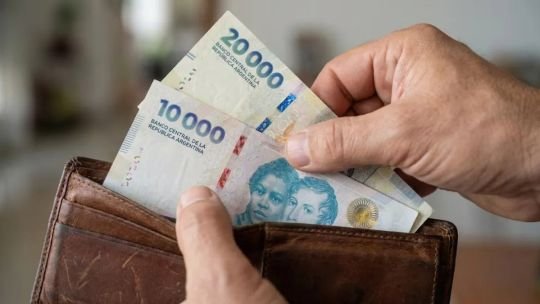 Gráfico de barras que compara pretensiones salariales y ofertas reales en Córdoba según sector