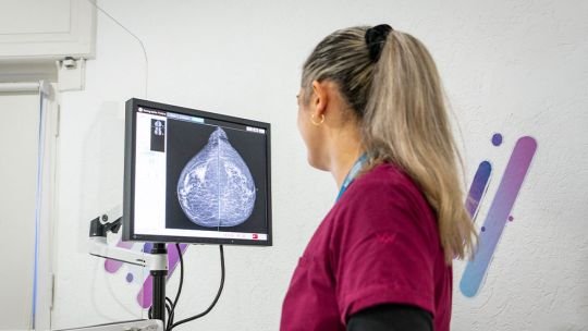 Equipo médico del Hospital Privado Universitario de Córdoba en consulta de salud mamaria