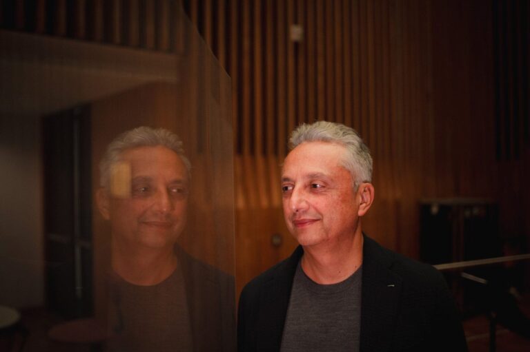 Salvatore Caputo dirigiendo un coro
