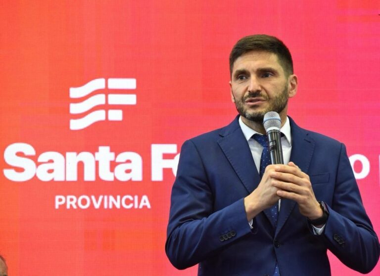 Puerto de Santa Fe con maquinaria y grúas
