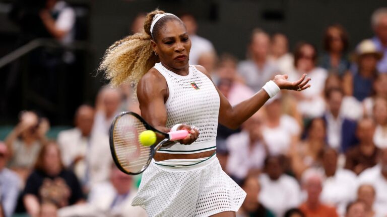 Serena Williams en la cancha de tenis durante un partido