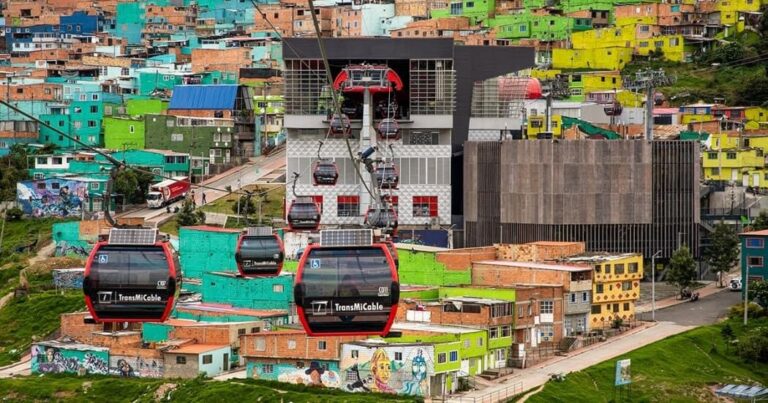 Estación de TransMiCable en Ciudad Bolívar, Bogotá, con usuarios esperando