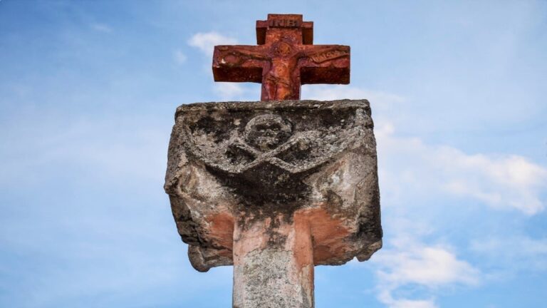 Escombros de la Cruz de Cani Cruz tras sismo en Junín
