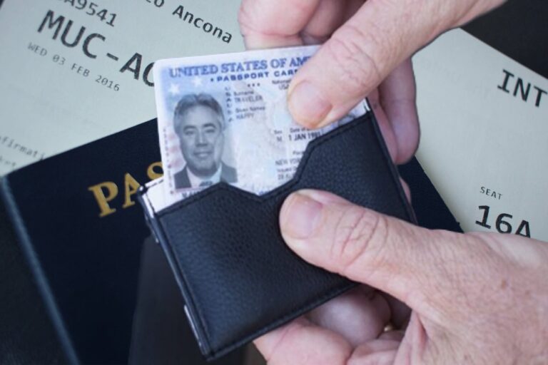 Tarjeta de pasaporte de Estados Unidos sobre una mesa