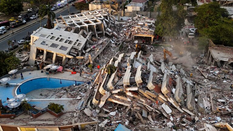 Edificios colapsados tras los terremotos en Venezuela