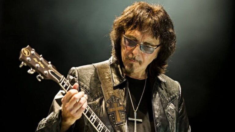Tony Iommi con guitarra