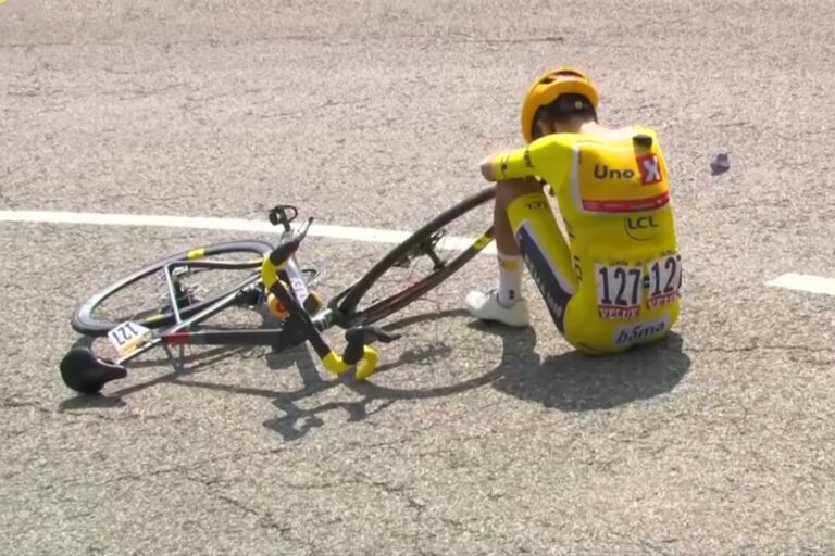 Torstein Traeen con el maillot amarillo del Tour de Francia