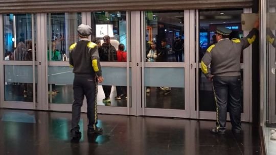 Fachada del shopping Patio Olmos en Córdoba durante los festejos por la clasificación de Argentina a la final del Mundial 2026