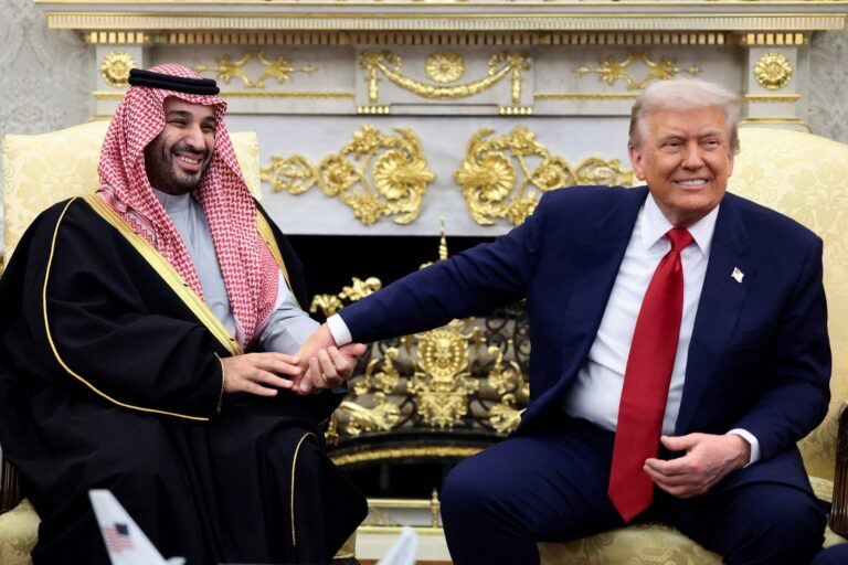 Bandera de Estados Unidos y Arabia Saudita juntas