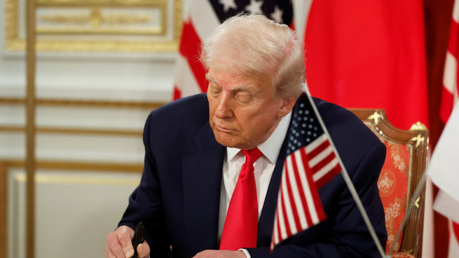 Donald Trump habla con periodistas a bordo del Air Force One