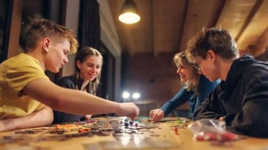 Niños y adultos realizando actividades al aire libre durante vacaciones de invierno