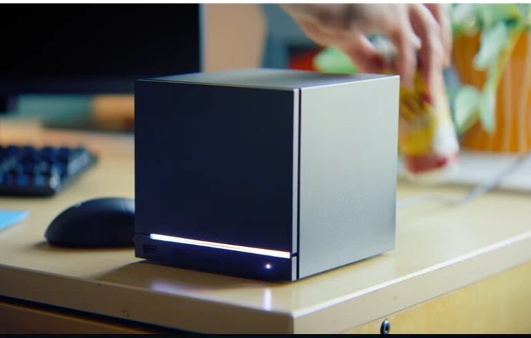 Steam Machine de Valve en un escritorio junto a un monitor