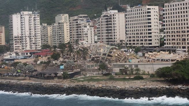 Equipos de rescate trabajan entre escombros en La Guaira tras los terremotos