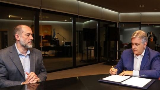 Sesión de la Legislatura de Córdoba durante el debate sobre el viaje del ministro Guillermo Acosta a China