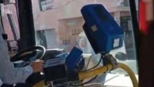 Colectivero y pasajeros festejando gol de Argentina en un colectivo urbano