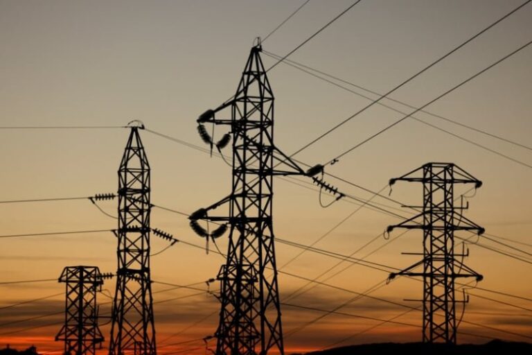 Gráfico de alerta energética con mapa de Colombia y símbolos de electricidad y clima