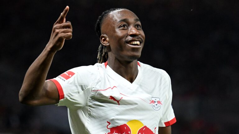 Yan Diomande, futbolista marfileño, en un partido de fútbol