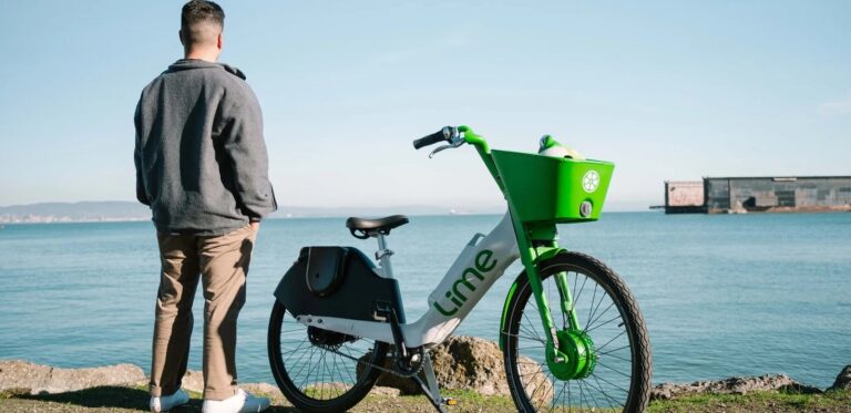 Bicicletas eléctricas de Lime estacionadas en una calle de Yarra