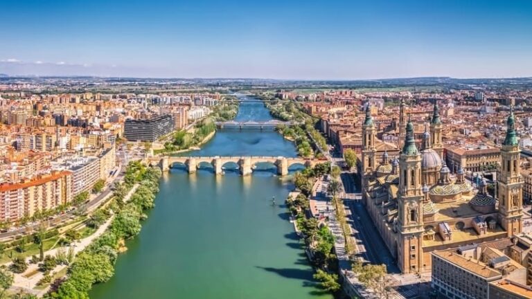 Edificio institucional en Zaragoza con bandera de España y de Aragón