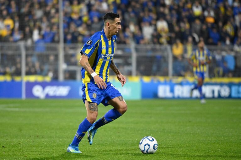 Ángel Di María, capitán de Rosario Central, en partido de Copa Libertadores