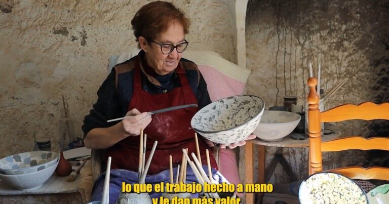 Loli García pintando una pieza de cerámica en su taller de Níjar