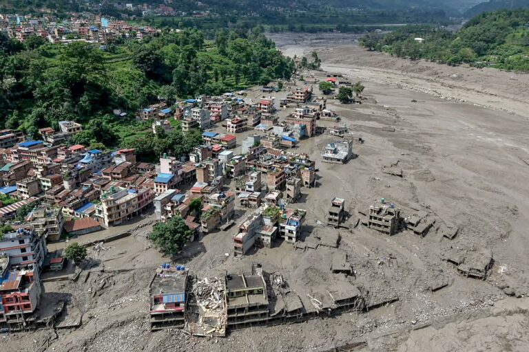 Inundación en Nepal tras el desborde del río Bhotekoshi