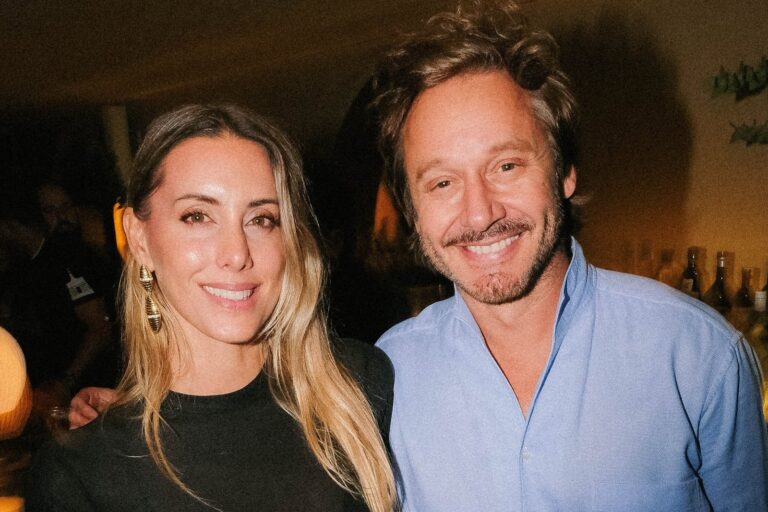 Anita Espasandín y Benjamín Vicuña abrazados sobre un muelle