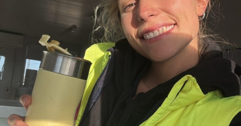 Cami Maggi y su pareja frente a una casa rodante en Australia