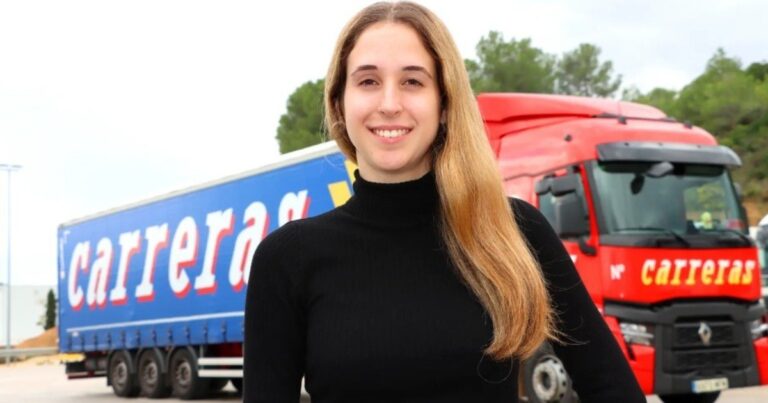 Andrea García Cano, camionera de 22 años, junto a su camión Renault T520
