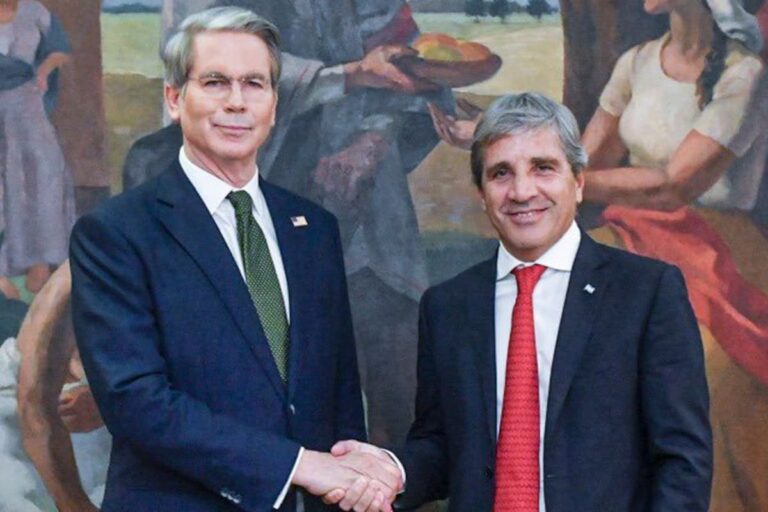 Luis Caputo y Scott Bessent en una reunión del G-20