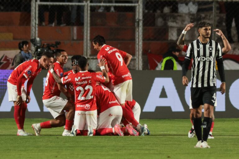 Jugadores de Cienciano celebran un gol ante Botafogo en el Estadio Inca Garcilaso de la Vega