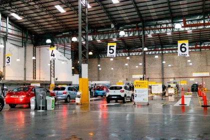 Taller mecánico realizando una verificación técnica vehicular