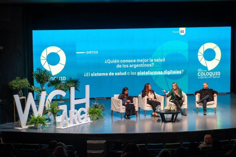 Panel del Coloquio de Líderes en Salud en el Paseo La Plaza