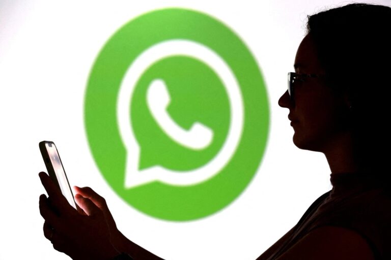 Teléfono móvil mostrando la pantalla de verificación de WhatsApp