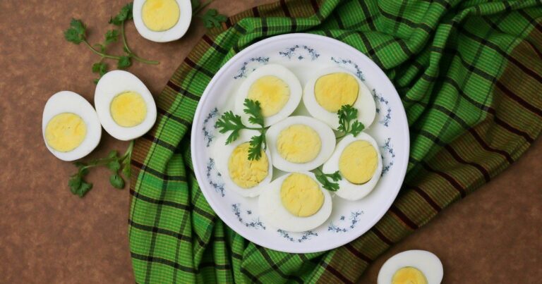 Huevos duros en una olla con agua y limón