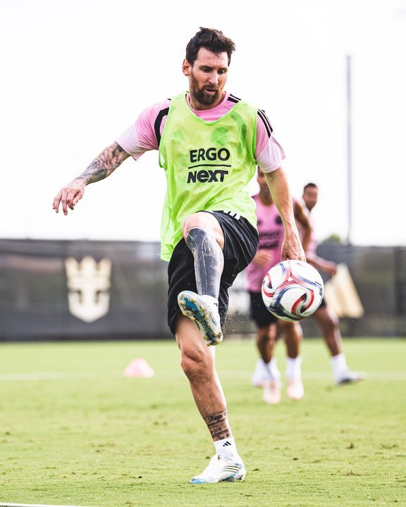 Cristian Kily González en el banco de suplentes