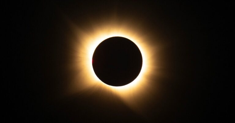 Representación de un eclipse solar anular con anillo de fuego visible desde Argentina