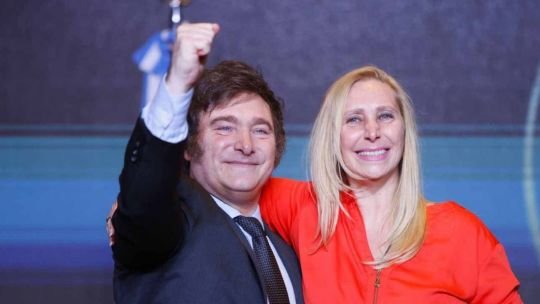 Fotografía de Javier Milei y Karina Milei en un acto oficial